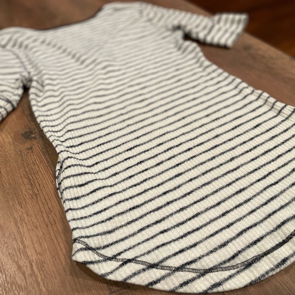 ABERCROMBIE & FITCH WOMANS HENLEY KNIT TOP - Picture 9 of 14